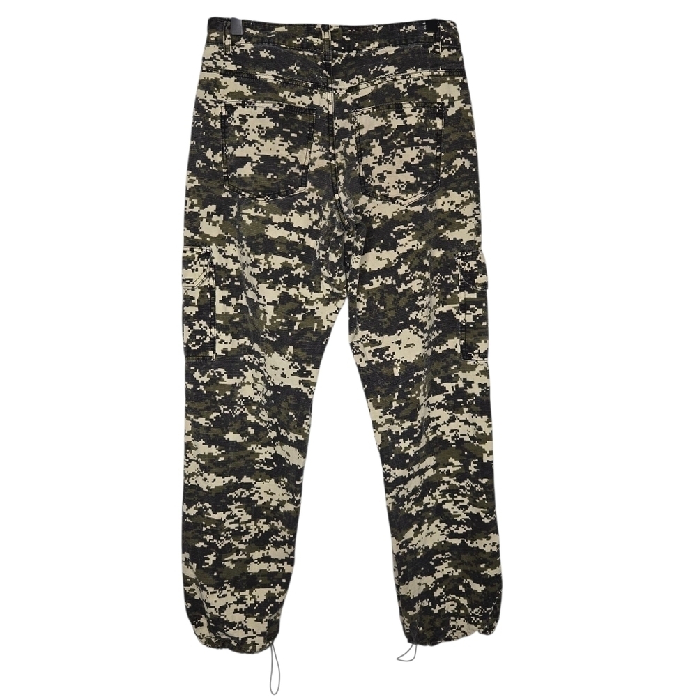 Boohoo MAN Men Relaxed Toggle Hem Pixilated Modal Green Camo Cargo Pants Size 26 - Picture 2 of 11